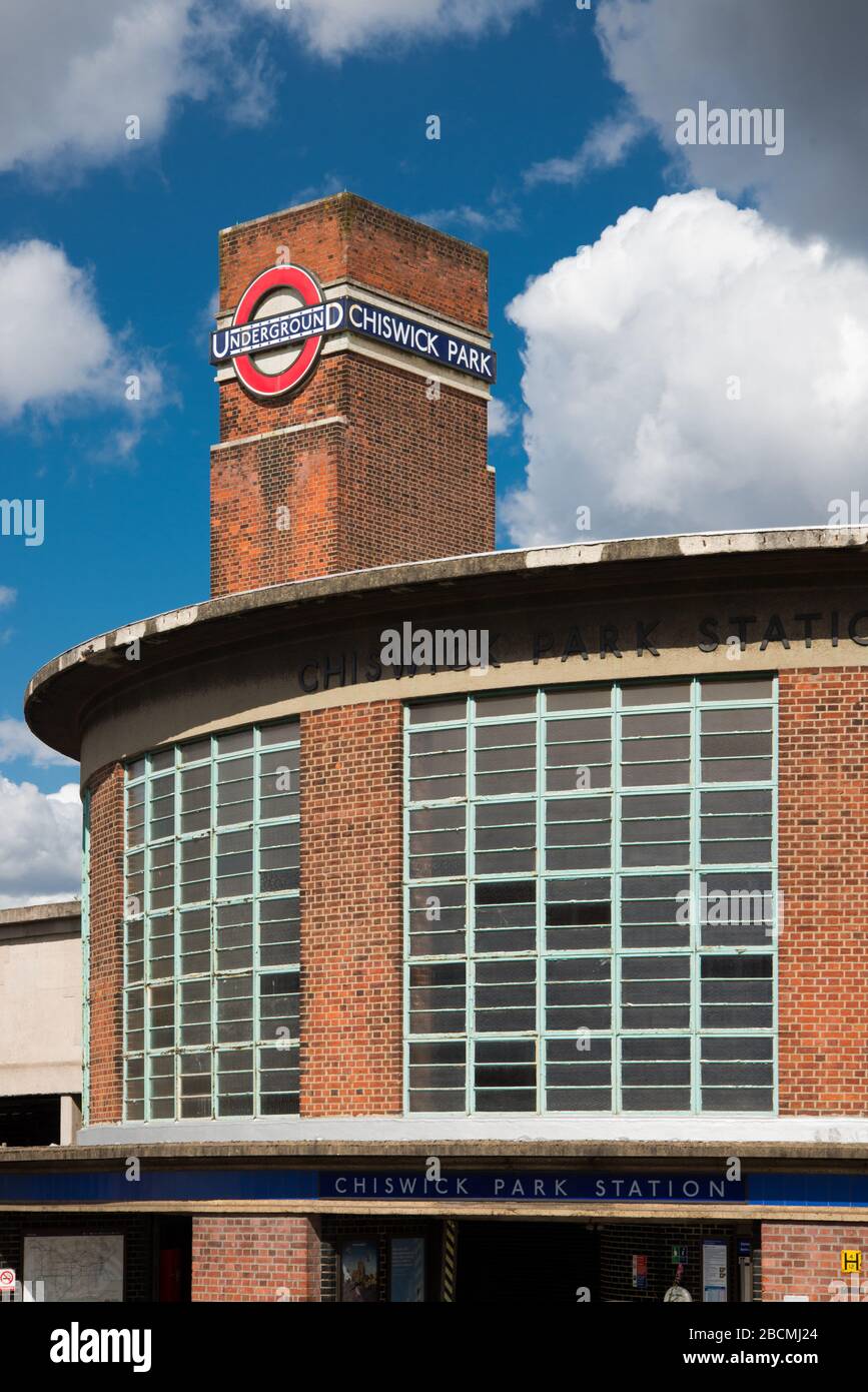 District Line Stazione della Metropolitana di Chiswick Park, Bollo Lane, Chiswick, Londra W4 5NE progettato da Charles Holden Foto Stock