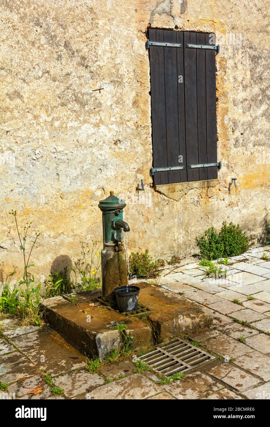 Francia, Gard, Cirque de Navacelles, hameau (frazione) de Navacelles, vecchia fonte idrica pubblica Foto Stock