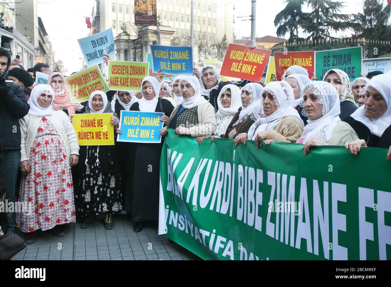 ISTANBUL, Turchia - 17 gennaio: la pace madri (turco: Baris Anneleri) è una donna movimento per i diritti civili in attivismo in piazza Galatasaray il 17 gennaio 2009 ad Istanbul in Turchia. Foto Stock