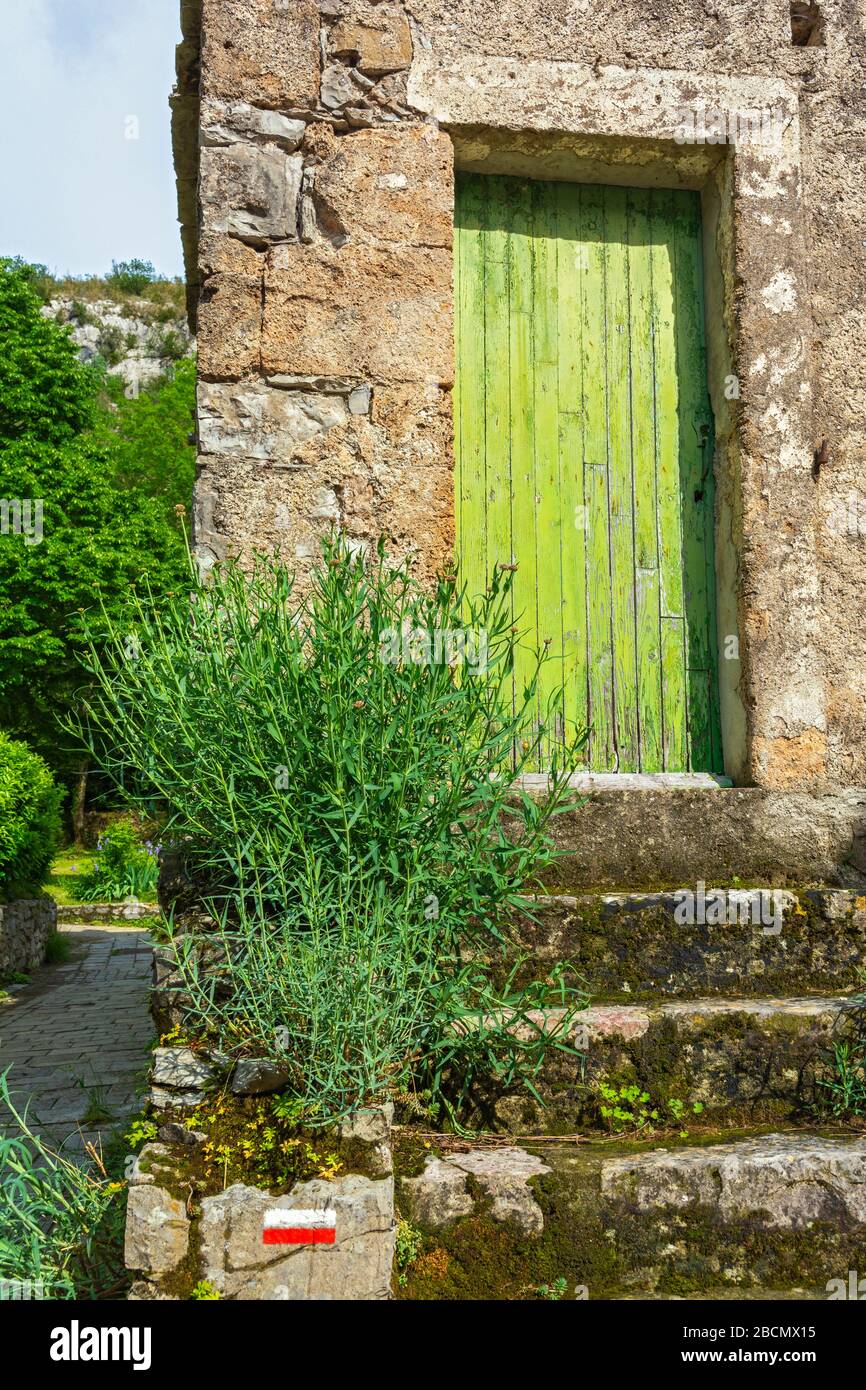 Francia, Gard, Cirque de Navacelles, hameau (frazione) de Navacelles, porta particolare, sentiero segnavia Foto Stock