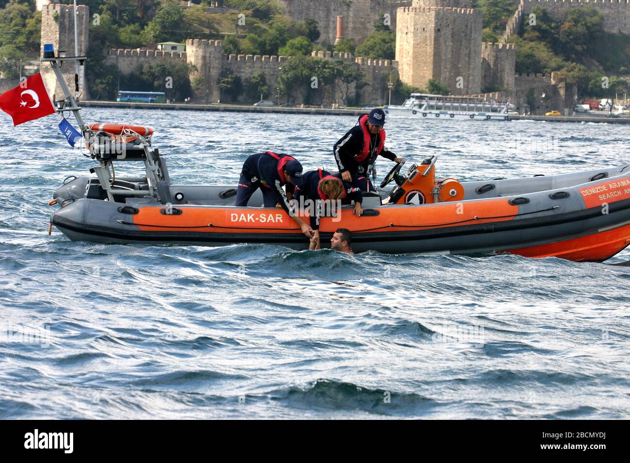 ISTANBUL, Turchia - 13 Marzo: Sea Rescue Team salva un uomo che annegato nel mare del Bosforo il 13 marzo 2010 ad Istanbul in Turchia. Foto Stock