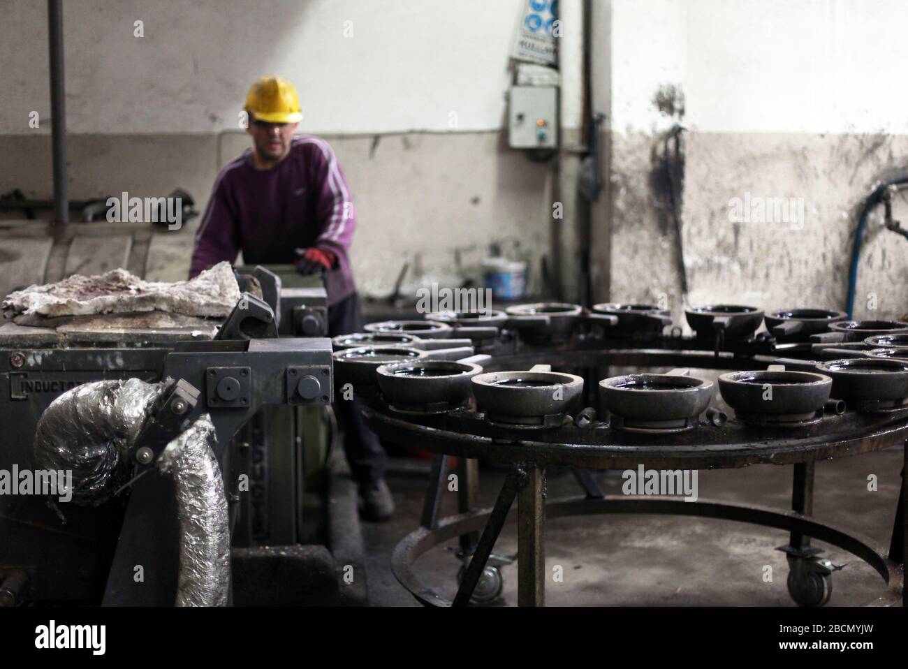 ISTANBUL, TURCHIA - 10 NOVEMBRE: I lavoratori turchi lavorano duramente in una fonderia il 10 novembre 2013 a Istanbul, Turchia. Metallo fuso versato dalla siviera. Foto Stock
