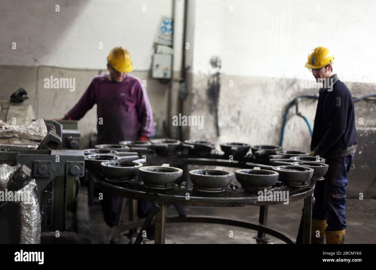 ISTANBUL, TURCHIA - 10 NOVEMBRE: I lavoratori turchi lavorano duramente in una fonderia il 10 novembre 2013 a Istanbul, Turchia. Metallo fuso versato dalla siviera. Foto Stock