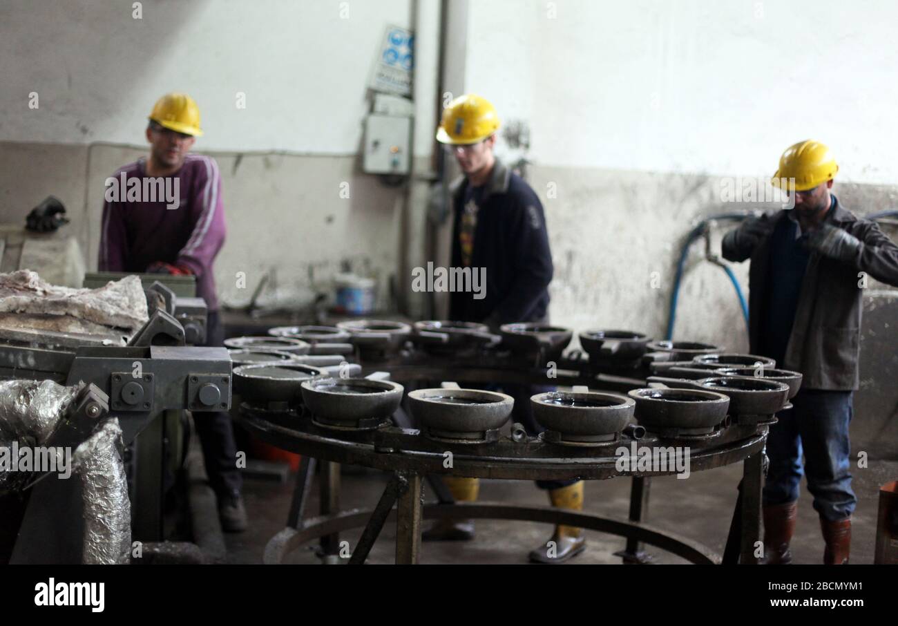 ISTANBUL, TURCHIA - 10 NOVEMBRE: I lavoratori turchi lavorano duramente in una fonderia il 10 novembre 2013 a Istanbul, Turchia. Metallo fuso versato dalla siviera. Foto Stock