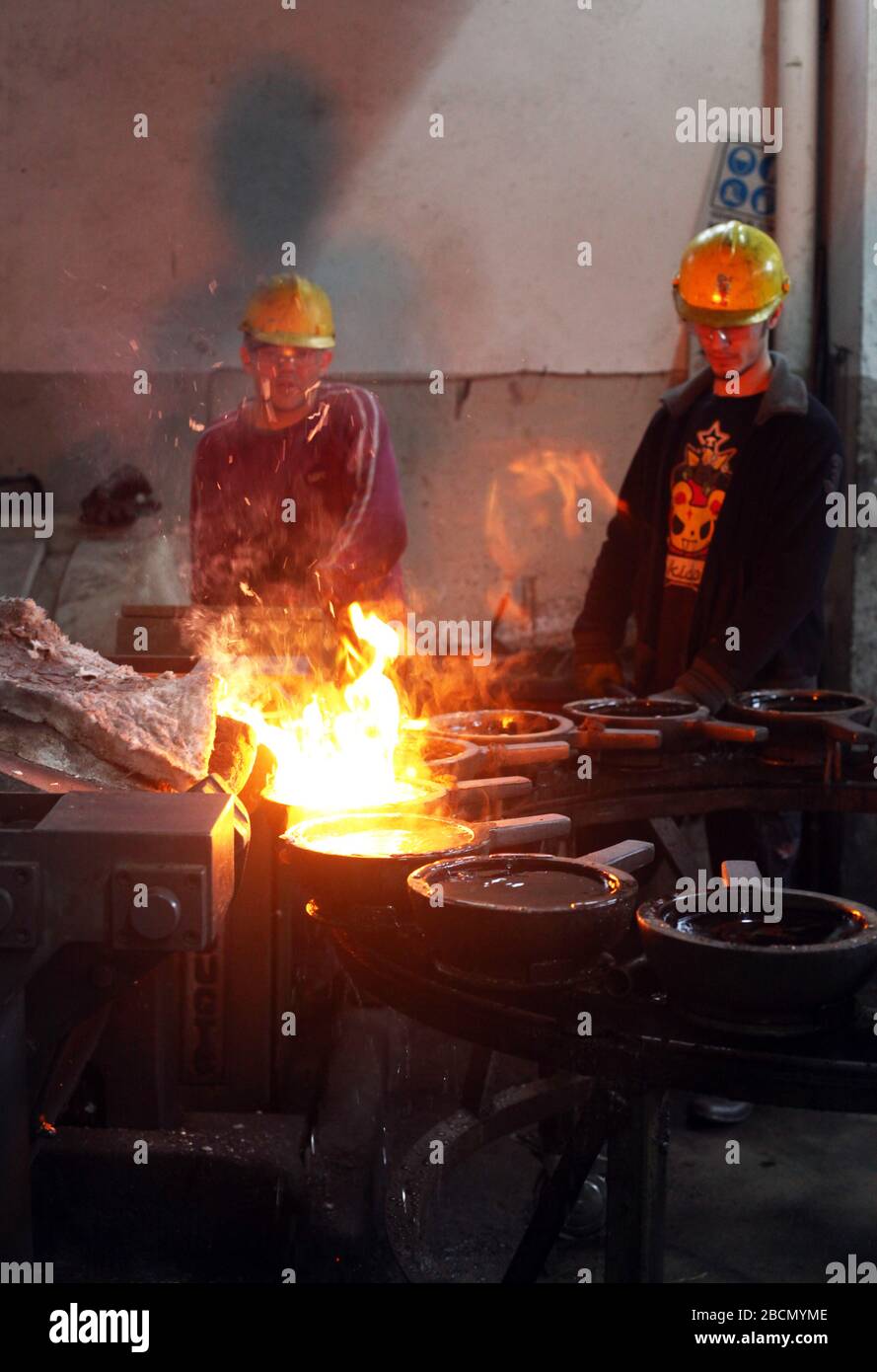 ISTANBUL, TURCHIA - 10 NOVEMBRE: I lavoratori turchi lavorano duramente in una fonderia il 10 novembre 2013 a Istanbul, Turchia. Metallo fuso versato dalla siviera. Foto Stock