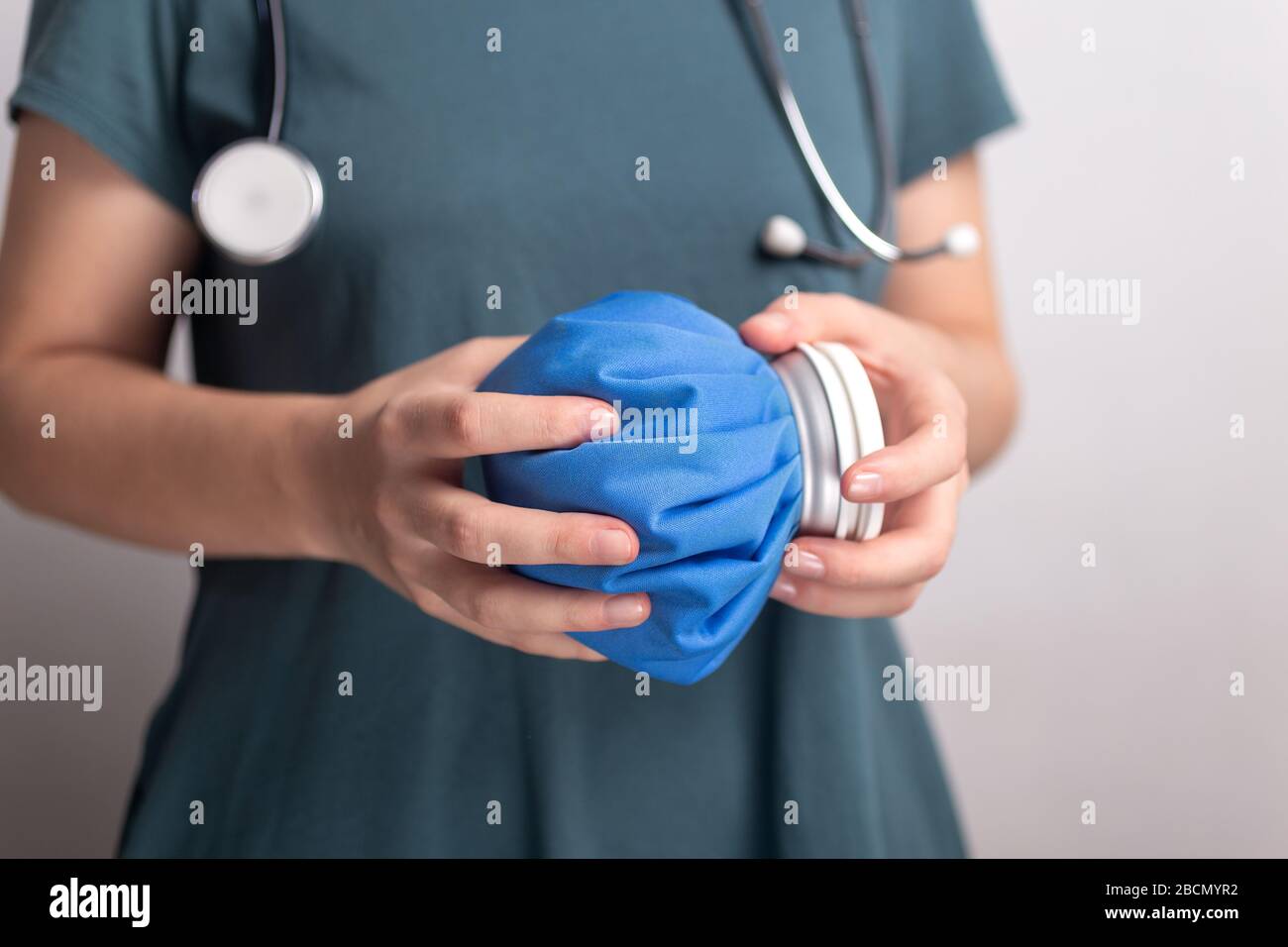 Donna infermiere medico che tiene il sacchetto di ghiaccio blu, pronto soccorso Foto Stock