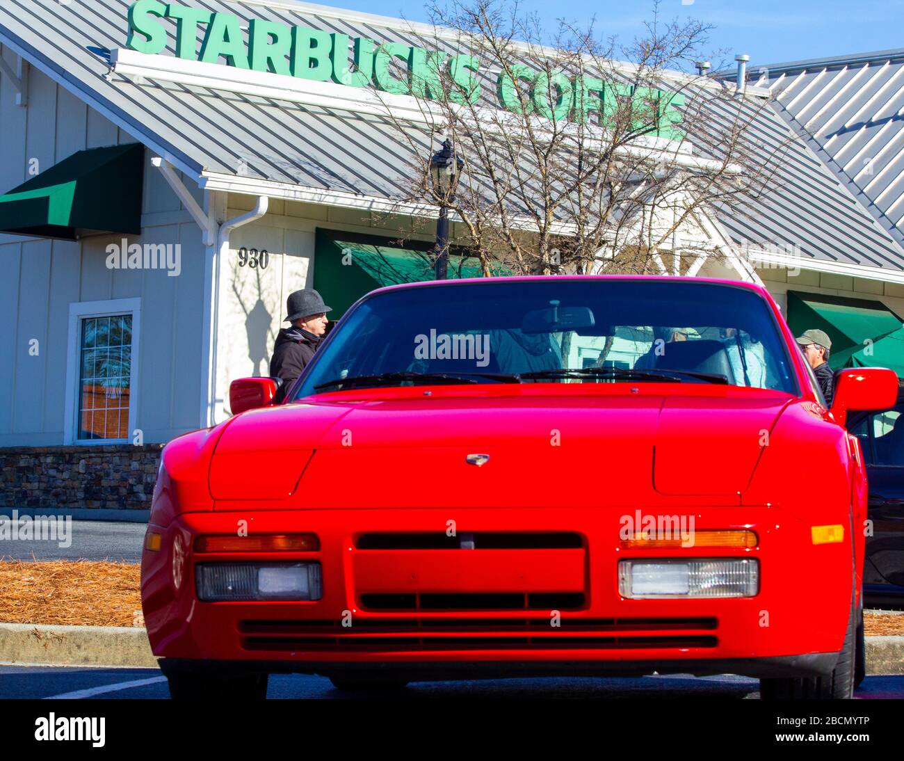 Red Porsche parcheggiata nel parcheggio Starbucks Foto Stock