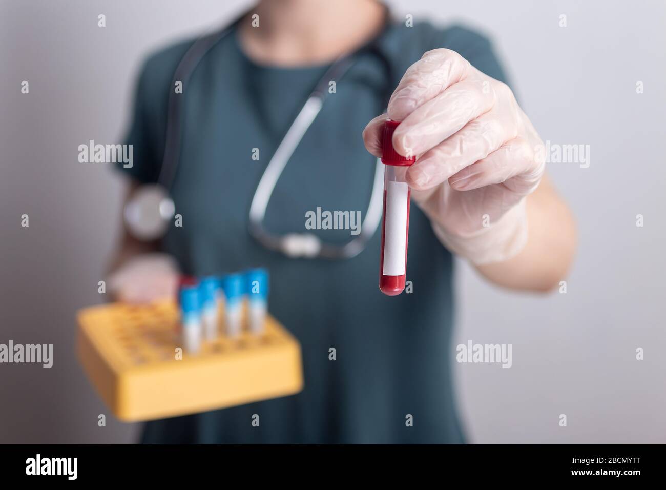 Infermiere medico che tiene la provetta con i risultati degli esami del sangue con spazio per la copia Foto Stock