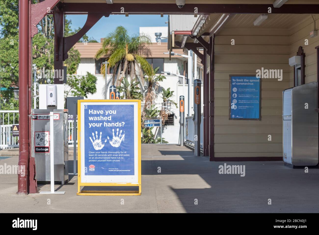 Sydney, Australia 5 aprile 2020: Un governo statale ha emesso "avete lavato le mani?" Firma e un igienizzatore per mani a spruzzo senza contatto presso la stazione ferroviaria Gordon di Sydney, nuovo Galles del Sud, Australia Foto Stock