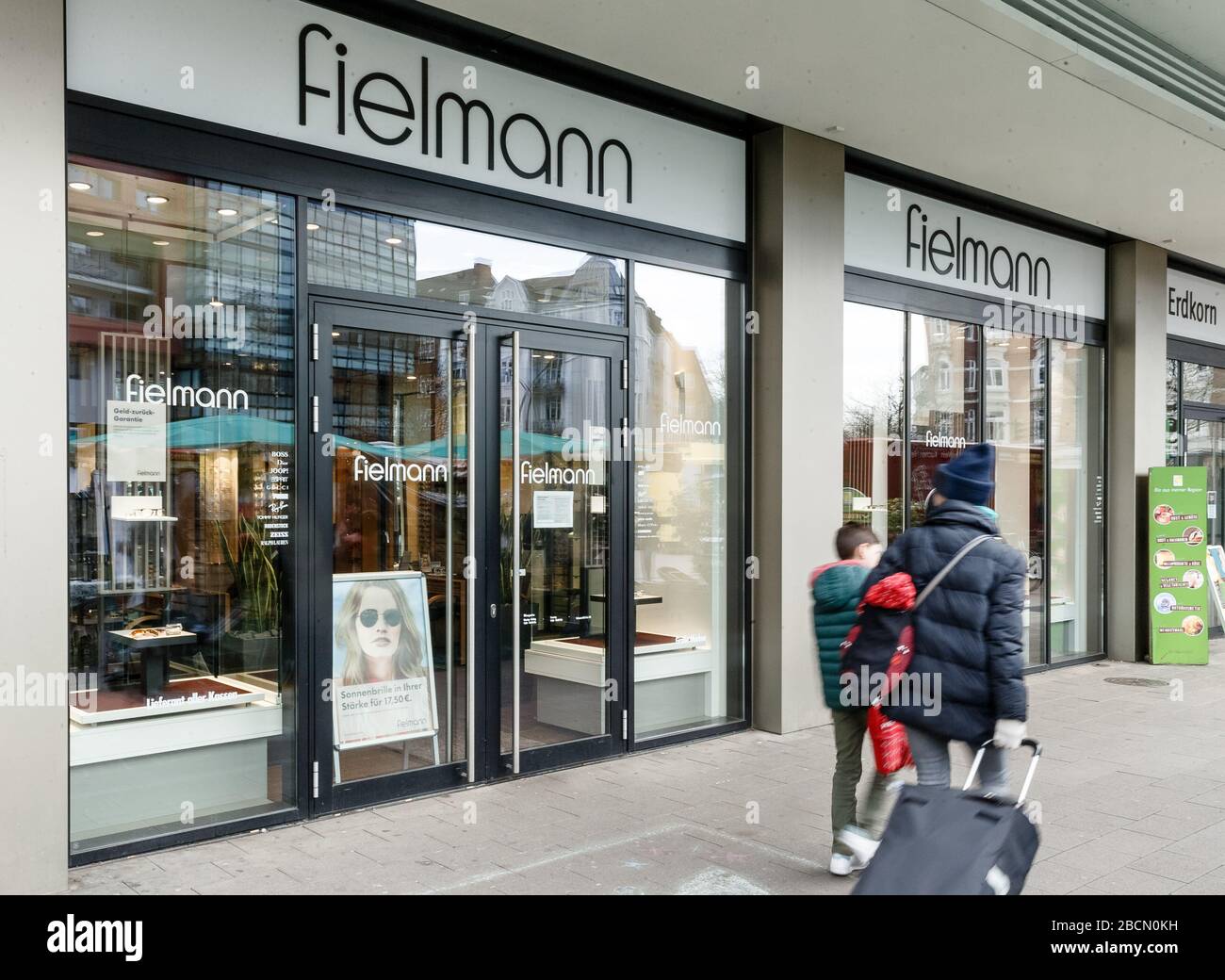 Amburgo, Germania. 04th Apr, 2020. Passerelle-a piedi oltre il ramo degli ottici di Fielmann sulla piazza del mercato di Eppendorf. Quest'ultimo sta preparando il funzionamento di emergenza delle succursali, nel quadro delle restrizioni alla lotta contro il coronavirus. Credito: Markus Scholz/dpa/Alamy Live News Foto Stock