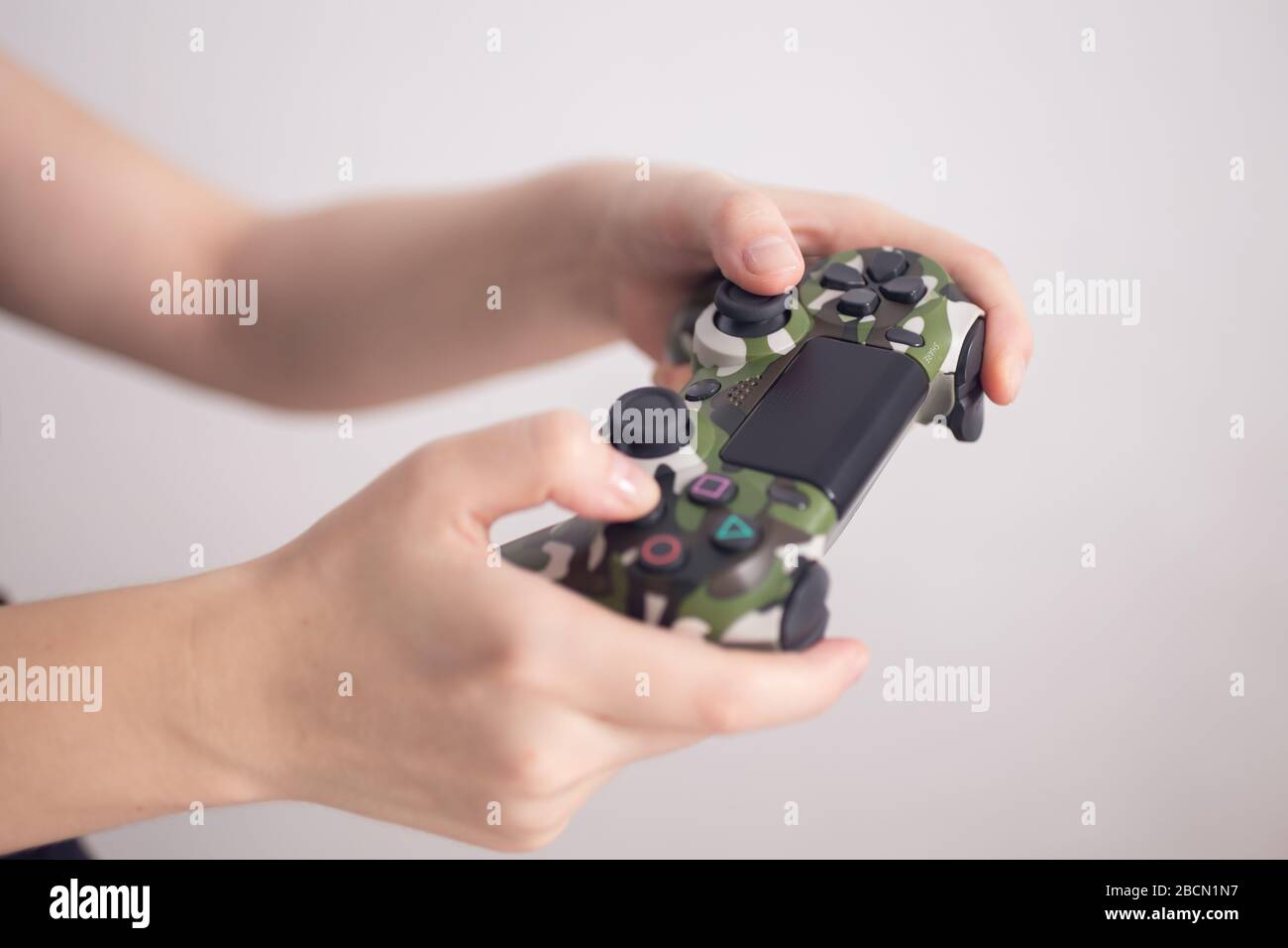 Manila, Filippine - Aprile, 4, 2020: Video giochi wireless gioco controller joystick nelle mani della donna Foto Stock