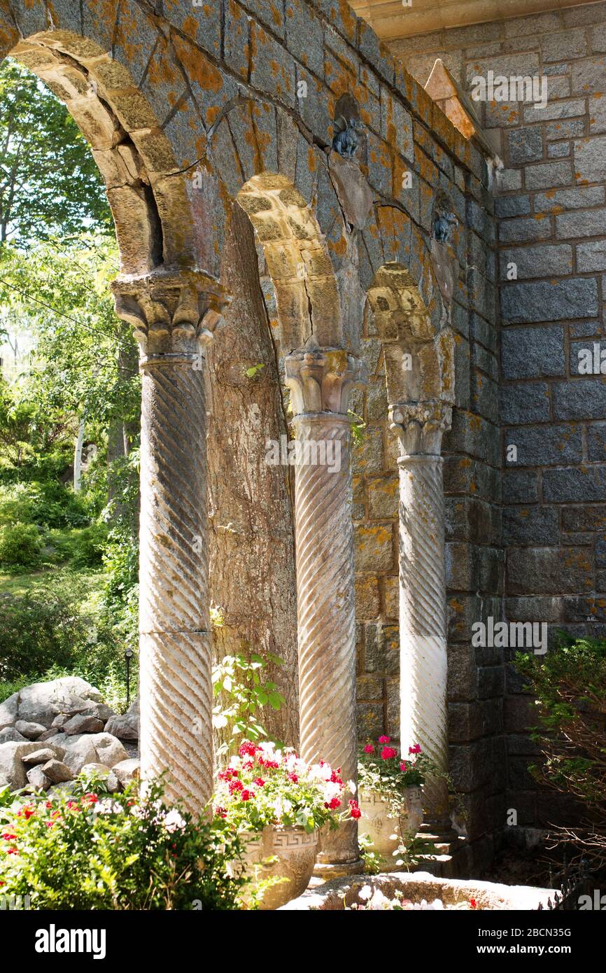 La luce del sole splende sulle pareti del giardino ad arco presso l'Hammond Castle Museum di Gloucester, Massachusetts, Stati Uniti. Foto Stock