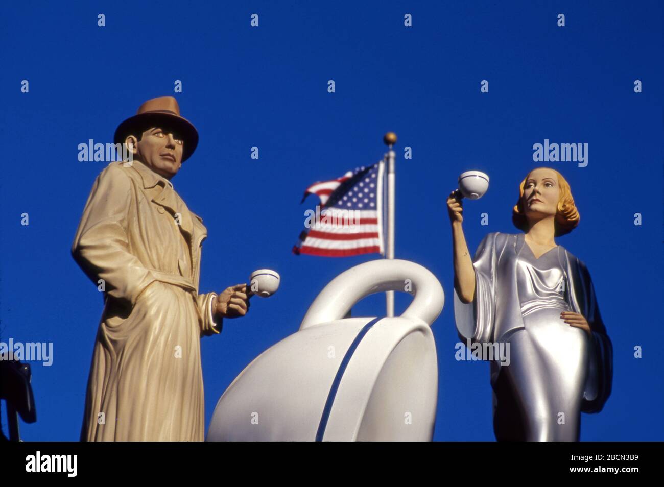 Statue di Humphrey Bogart e Greta Garbo a Citywalk presso gli Universal Studios di Los Angeles, California Foto Stock
