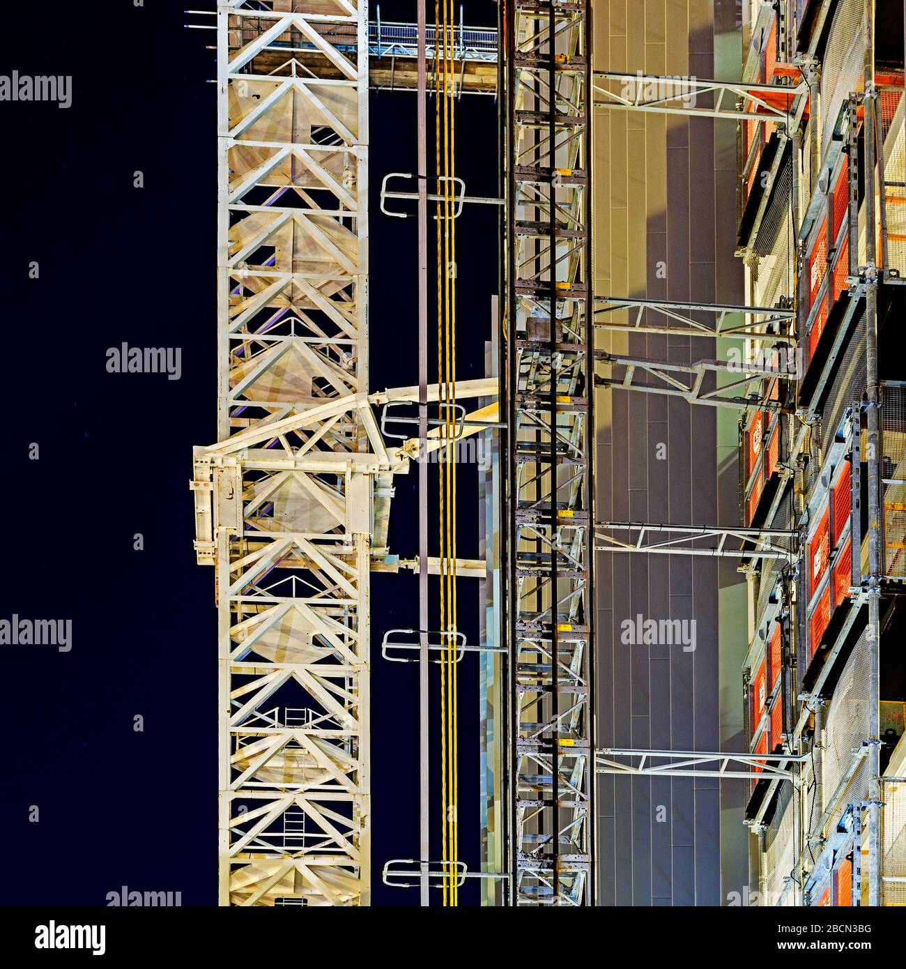 Primo piano della torre della gru e del ponteggio in un cantiere di Perth durante il boom Foto Stock