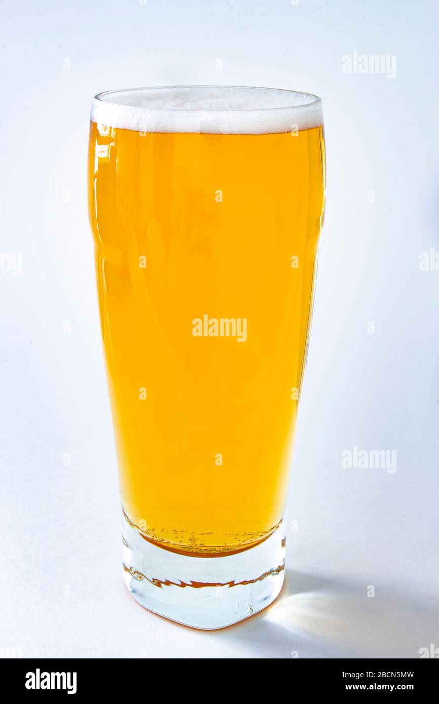 Una pinta di birra bavarese isolata su sfondo bianco Foto Stock