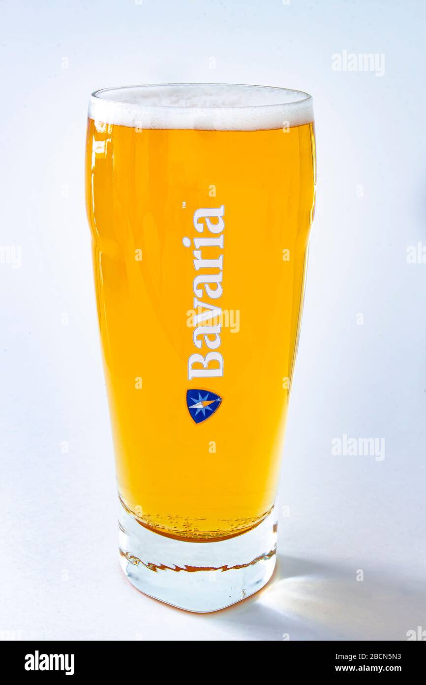 Una pinta di birra bavarese isolata su sfondo bianco Foto Stock