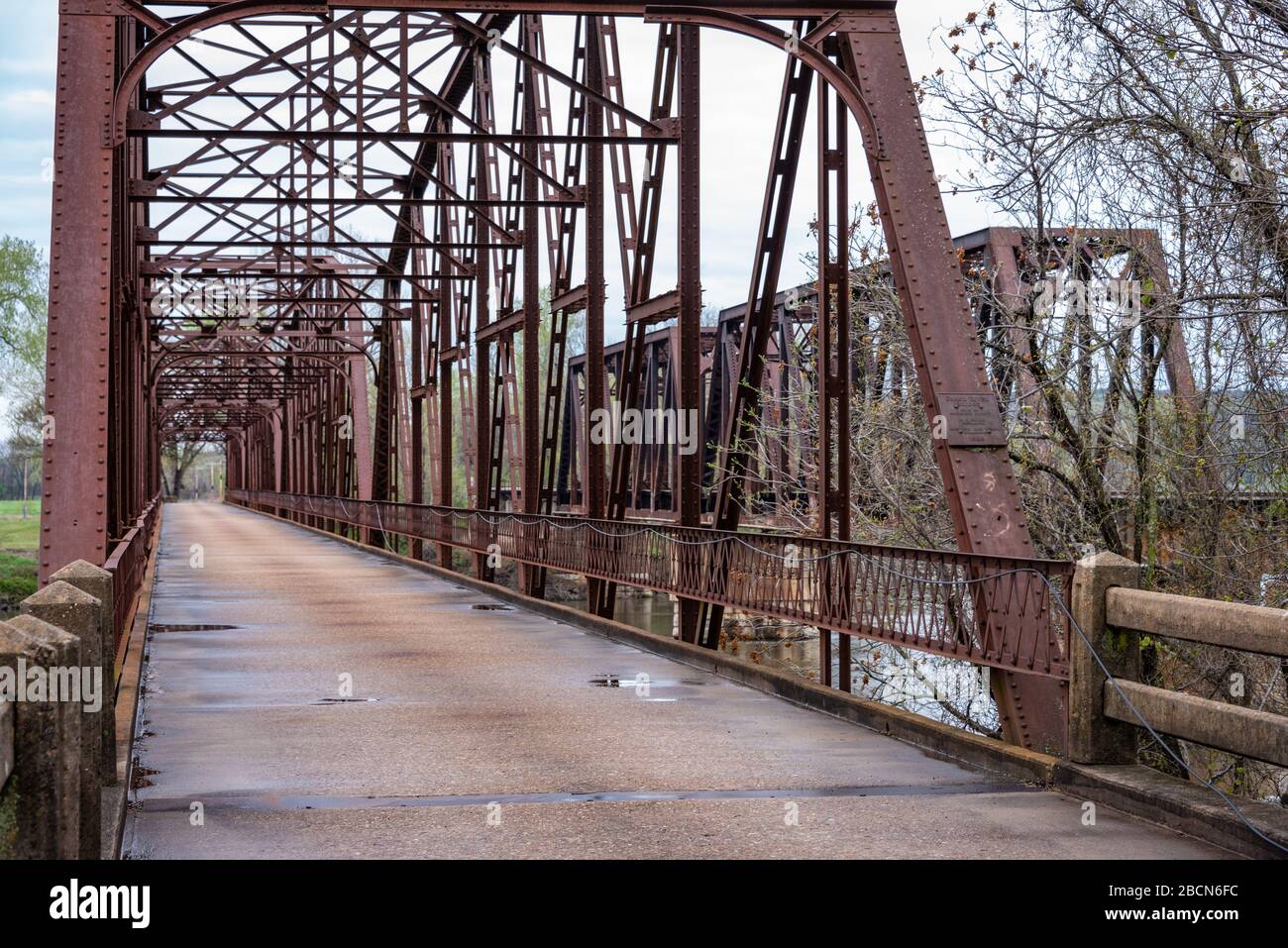 Grand River Bridge (1926) e il ponte di trenino in metallo a Fort Gibson, Oklahoma. (STATI UNITI) Foto Stock