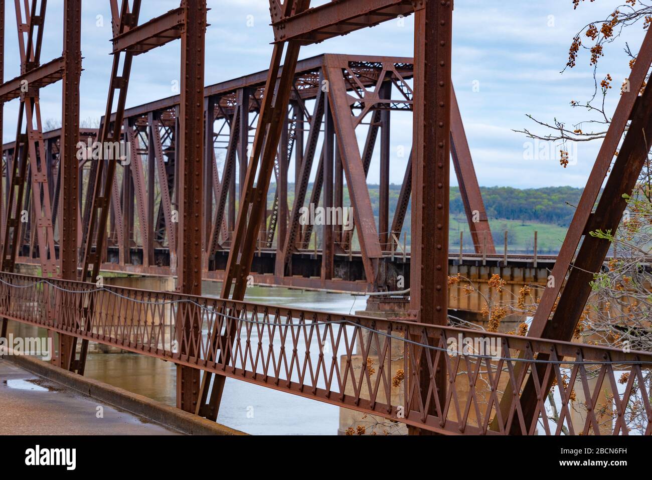 Grand River Bridge (1926) e il ponte di trenino in metallo a Fort Gibson, Oklahoma. (STATI UNITI) Foto Stock