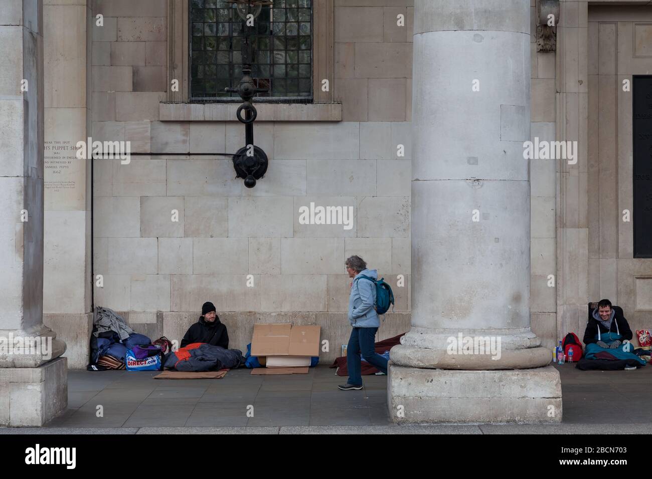 Giovani senza tetto che dormono bravi a Covent Garden, Londra, Regno Unito. Foto Stock