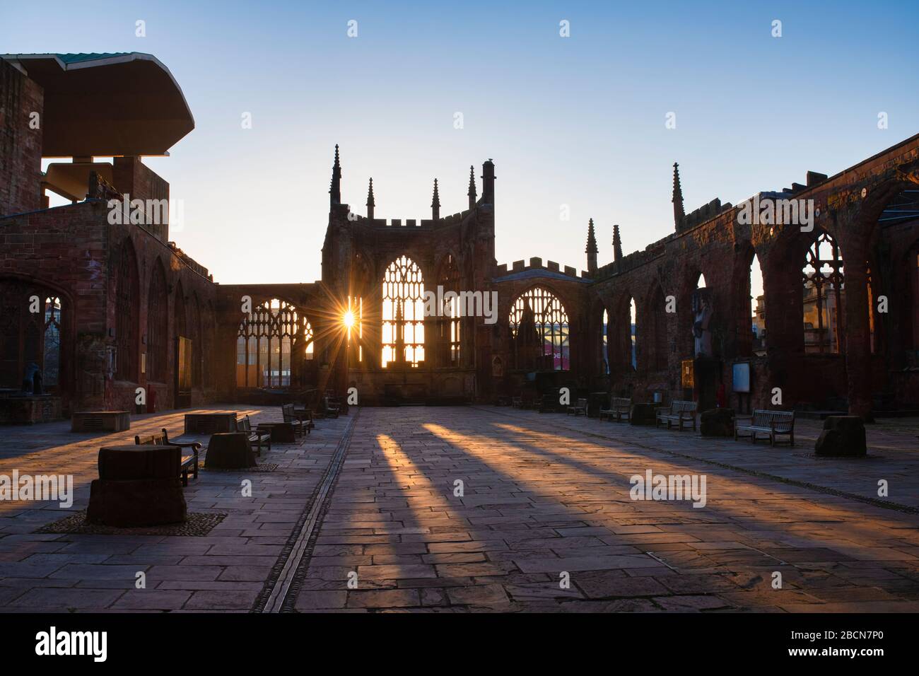 Vecchia Cattedrale di Coventry all'alba in primavera. Coventry, West Midlands, Inghilterra. Silhouette Foto Stock