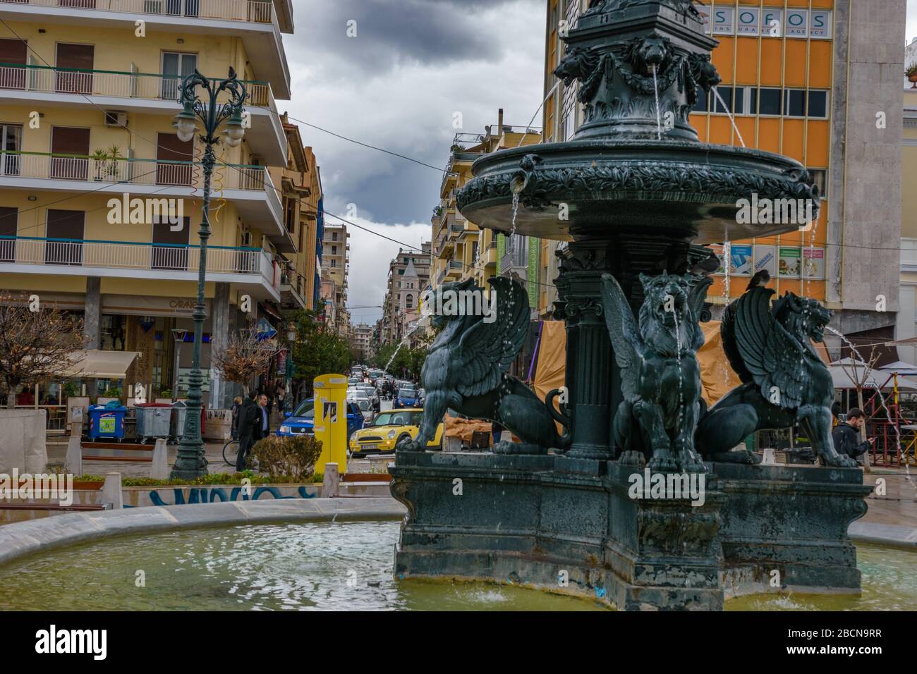 La fontana in piazza Georgiou nella città di Patrasso. La Ninfa sulla parte superiore ha simboli multipli. Simboleggia i giovani, circolando nelle foreste Foto Stock