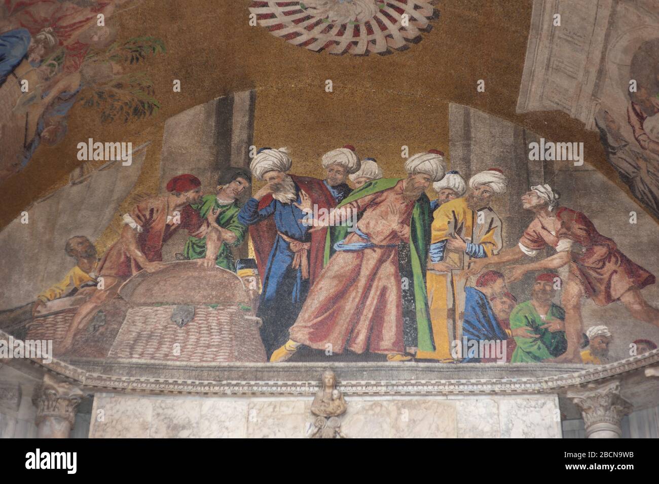 Mosaico che mostra come il corpo di San Marco è stato rubato dall'Egitto coprendo il corpo con maiale, al disgusto del funzionario doganale, la Cattedrale di San Marco Foto Stock