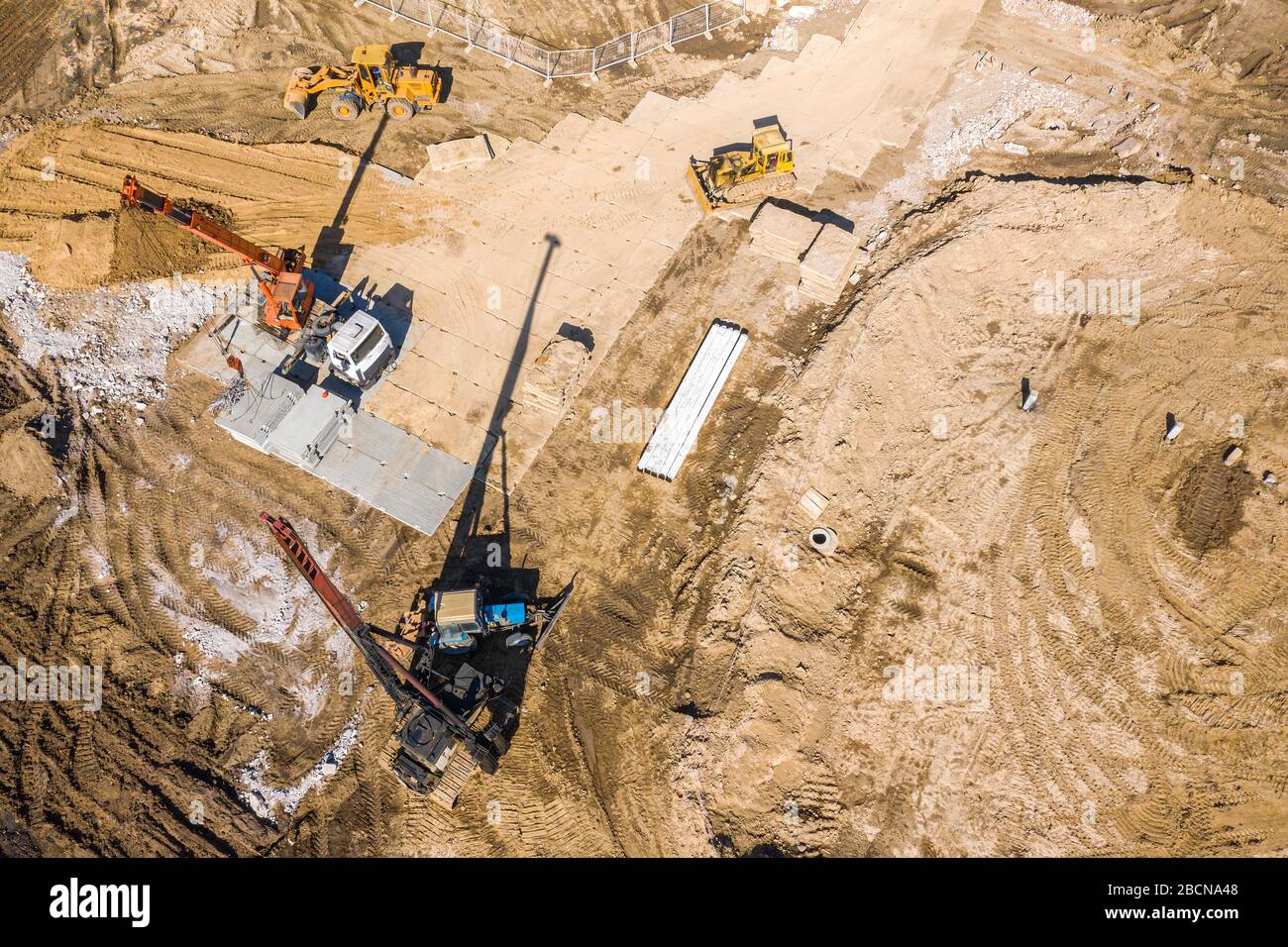 macchinari pesanti da costruzione che lavorano in cantiere. foto aeree dal drone volante Foto Stock