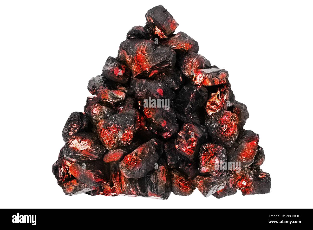 Mucchio rosso di carbone caldo su sfondo bianco isolato primo piano, arancione bruciando carbone pietre mucchio, combustibile fossile, nero antracite, incandescente carbone noccioli sul fuoco Foto Stock