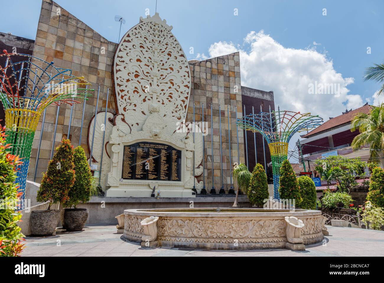 Il memoriale dei bombardamenti di Bali elenca i nomi delle vittime dell'attacco terroristico il 12 ottobre 2002 nel quartiere turistico di Kuta a Bali, Indonesia. Foto Stock