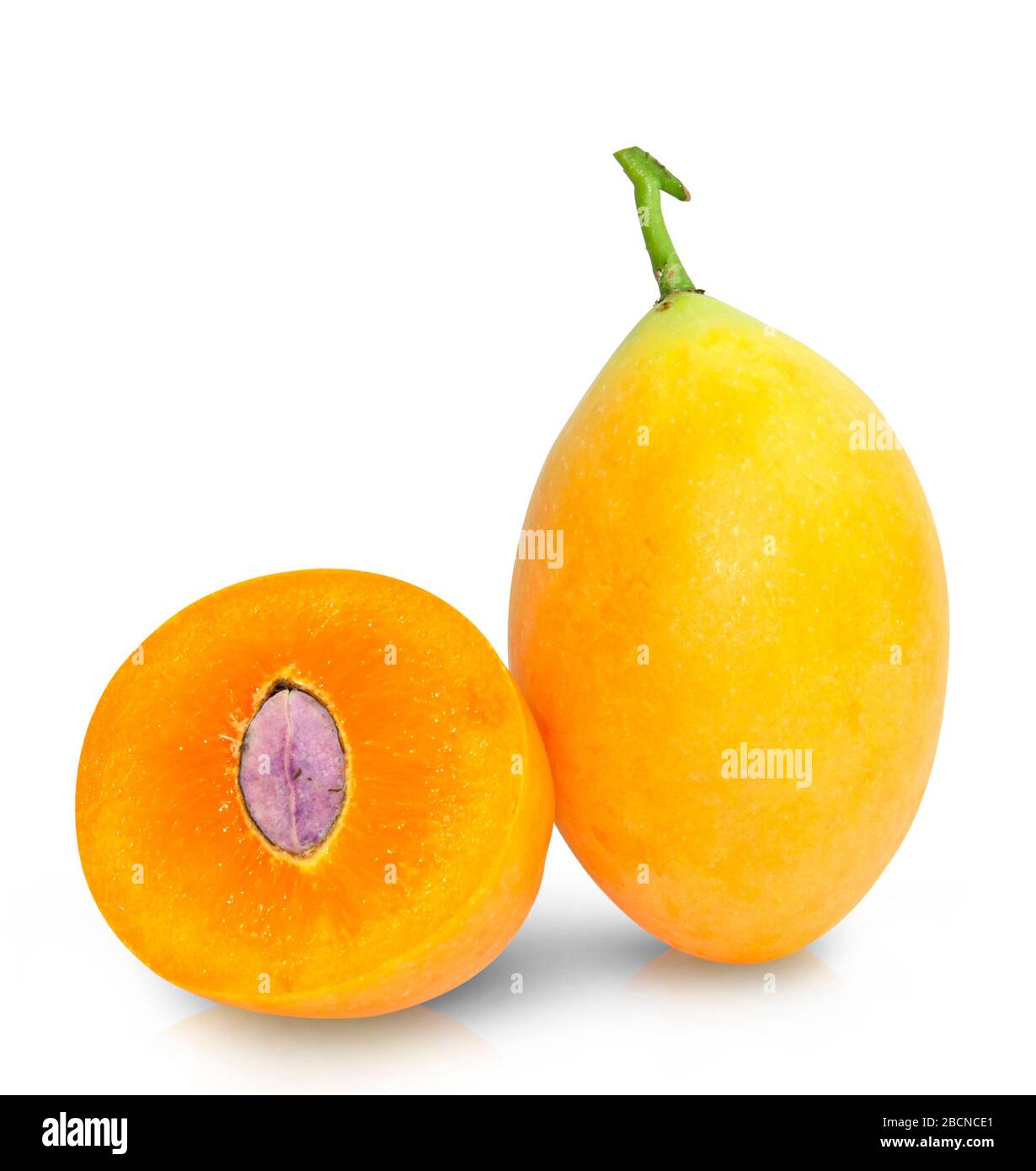 Frutto maprang (susina mariana, mango di susina) isolato su sfondo bianco con percorso di taglio Foto Stock