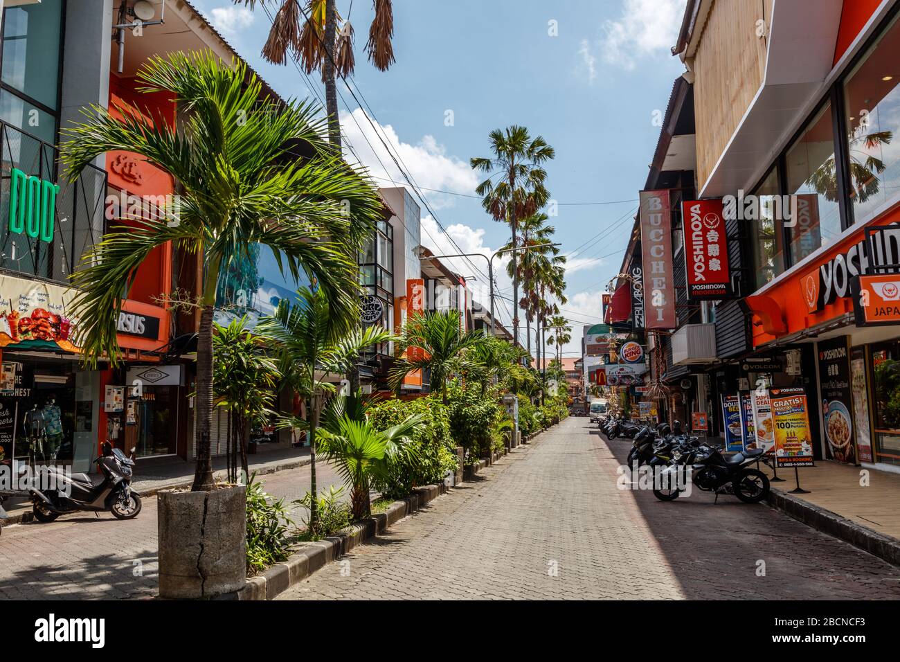 Aprile, 05, 2020. Strade vuote di Bali. Nessun turista a causa del virus COVID-19. Bemo Corner, Kuta, Bali popolare area turistica. Indonesia. Foto Stock