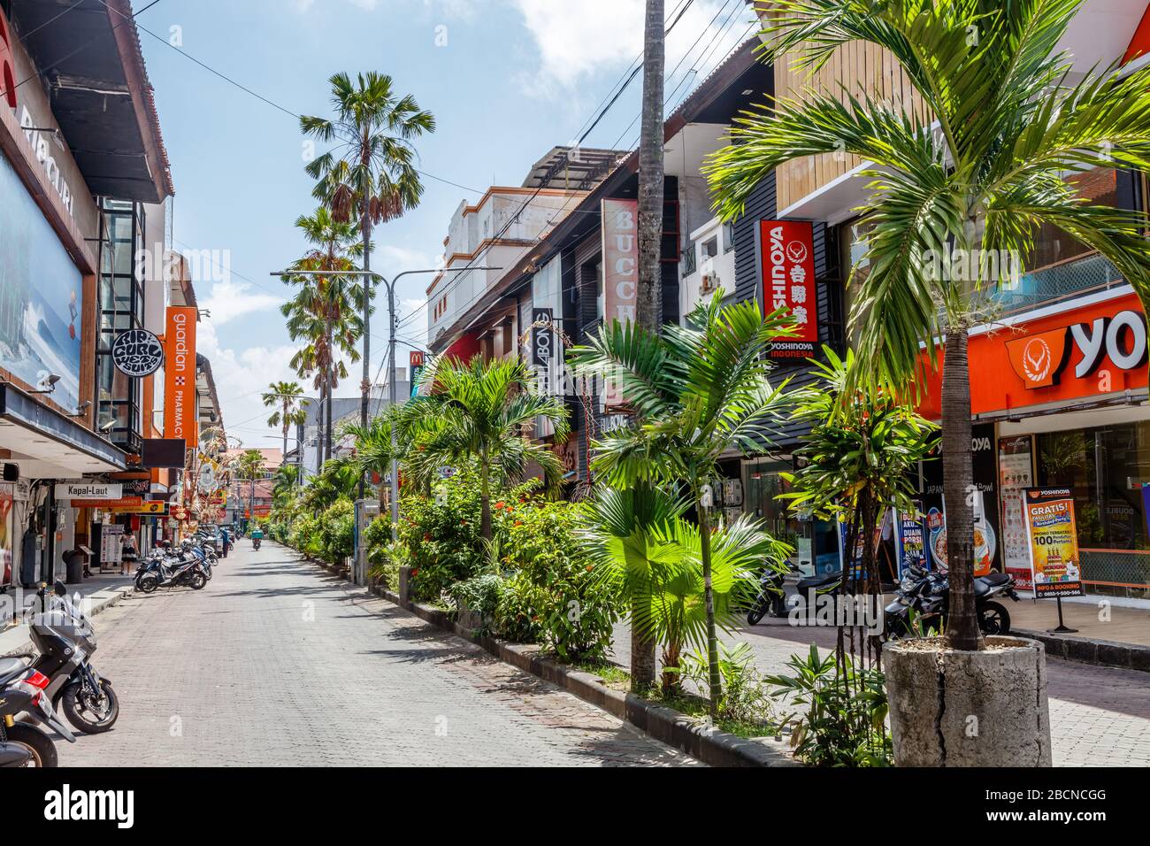 Aprile, 05, 2020. Strade vuote di Bali. Nessun turista a causa del virus COVID-19. Bemo Corner, Kuta, Bali popolare area turistica. Indonesia. Foto Stock