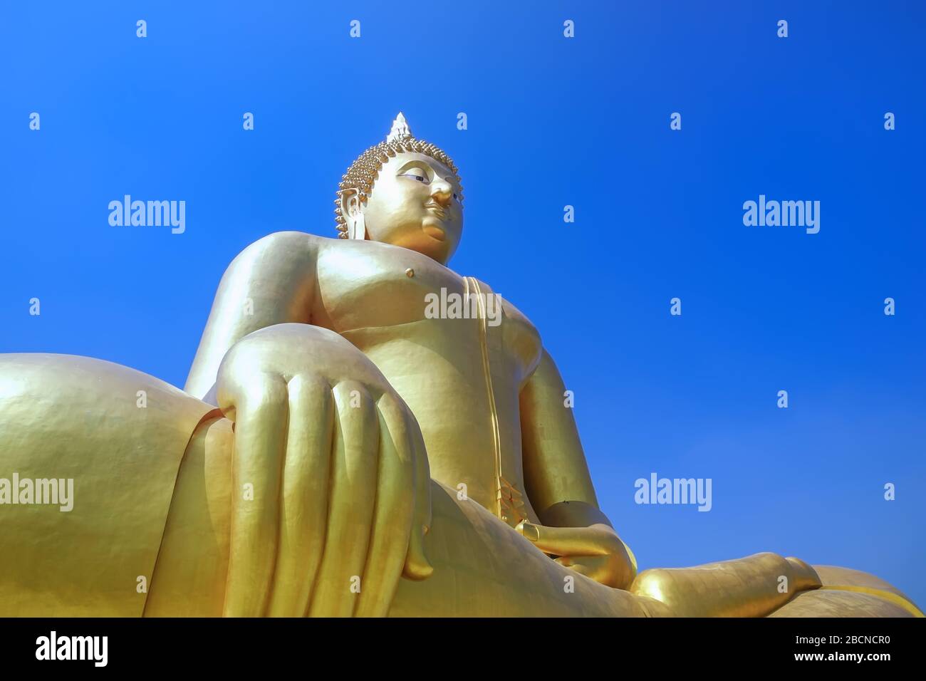 La più grande statua di Buddha del mondo a Wat Muang, provincia di Ang Thong, Thailandia. Foto Stock