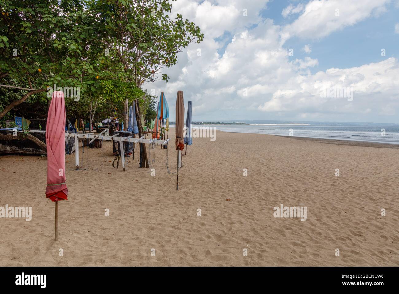 Vuota popolare destinazione turistica Kuta spiaggia chiusa a causa della quarantena del virus corona. Badung, Bali, Indonesia. Foto Stock