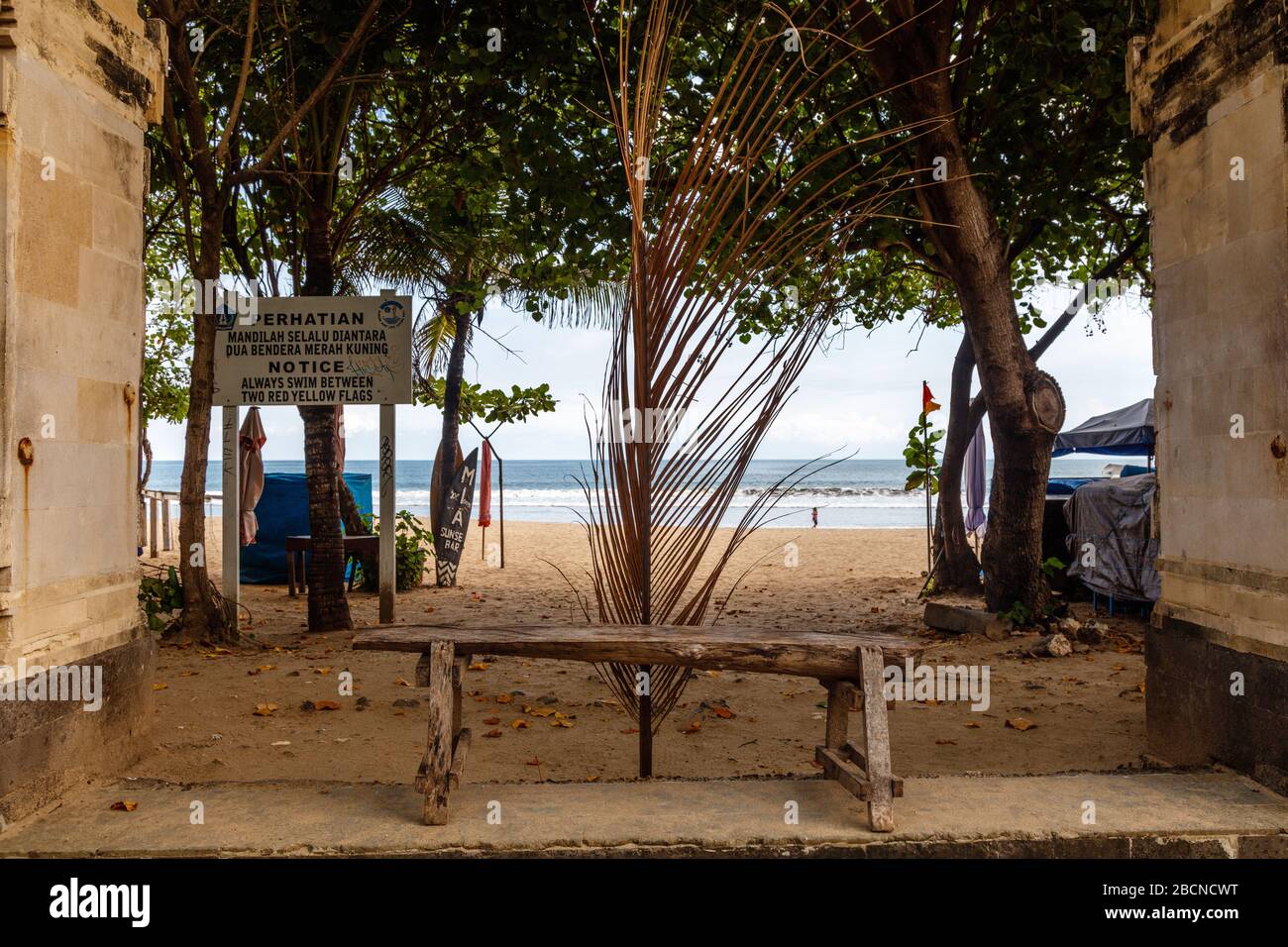 Aprile 05, 2020. Vuota popolare destinazione turistica Kuta spiaggia chiusa a causa della quarantena del virus corona. Badung, Bali, Indonesia. Foto Stock