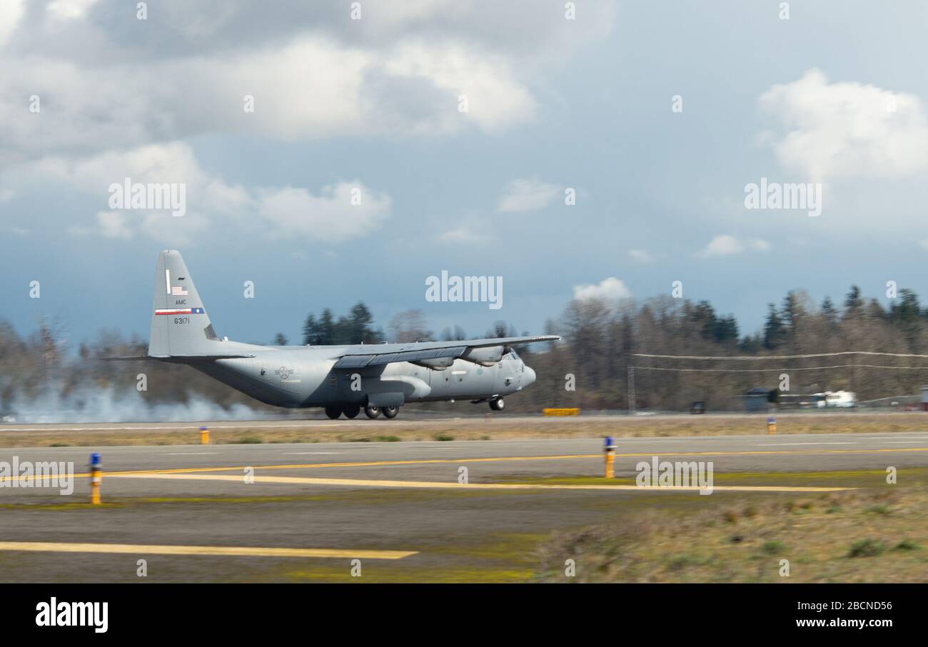 Una US Air Force C-130J Super Hercules atterra alla Joint base Lewis-McChord, Washington, 25 marzo 2020. Il C-130 trasportava soldati dell'esercito degli Stati Uniti assegnati al 627th Hospital Center, Fort Carson, Colon., e le apparecchiature per creare un ospedale di campo a Seattle, Washington, per aiutare a decomprimersi lo spazio letto presso gli ospedali locali per consentire loro di trattare i pazienti infettati con COVID-19. Il comando nordico degli Stati Uniti, attraverso il nord dell'esercito degli Stati Uniti, sta fornendo il supporto militare all'agenzia federale di gestione di emergenza per aiutare le Comunità in bisogno. (STATI UNITI Air Force foto di Senior Airman Tryphena Mayhugh) Foto Stock