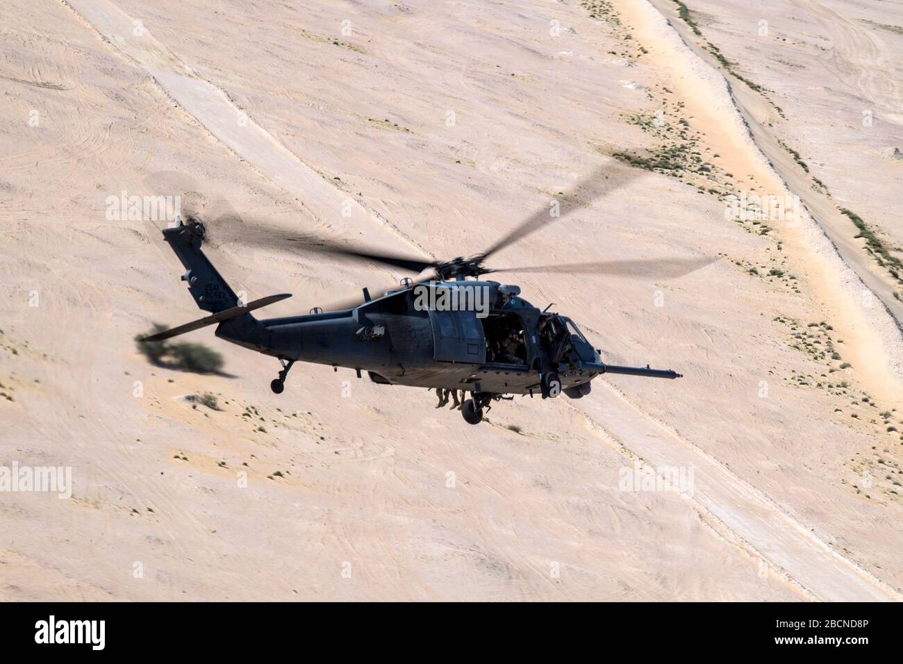 Un'aeronautica militare statunitense HH-60G PAVE Hawk assegnata al 66th Expeditionary Rescue Squadron conduce un esercizio di addestramento vicino alla base aerea di al Udeid, Qatar, 24 marzo 2020. L'elicottero HH-60G PAVE Hawk offre il comando centrale degli Stati Uniti la capacità di condurre operazioni di recupero del personale di giorno o di notte in ambienti ostili per recuperare forze isolate degli Stati Uniti, della coalizione e di nazionalità straniera. (STATI UNITI Foto Air Force di Tech. SGT. Matteo Lotz) Foto Stock