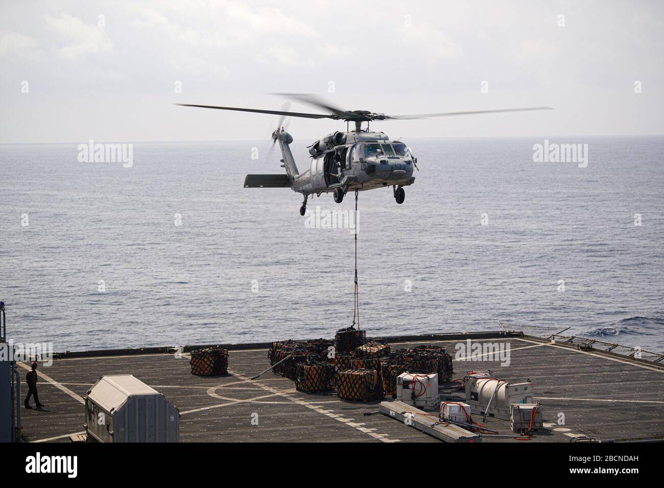200401-N-FS718-1010. MAR ARABICO (1 aprile 2020). Un falco MH-60S attaccato ai 'cani della polvere' dello Squadron di combattimento del mare dell'elicottero (HSC) sette conduce rifornimento alle operazioni del mare fra la nave di rifornimento USNS Robert E. Peary (T-AKE-5) e la portaerei USS Dwight D. Eisenhower (CVN69), 1 aprile 2020. IKE è distribuito nell'area di operazioni della flotta 5th degli Stati Uniti a supporto di operazioni navali per garantire la stabilità e la sicurezza marittima nella regione centrale, collegando il Mediterraneo e il Pacifico attraverso l'Oceano Indiano occidentale e tre punti critici di blocco. (STATI UNITI Foto Navy di marca PR1 (AW/SW) Foto Stock