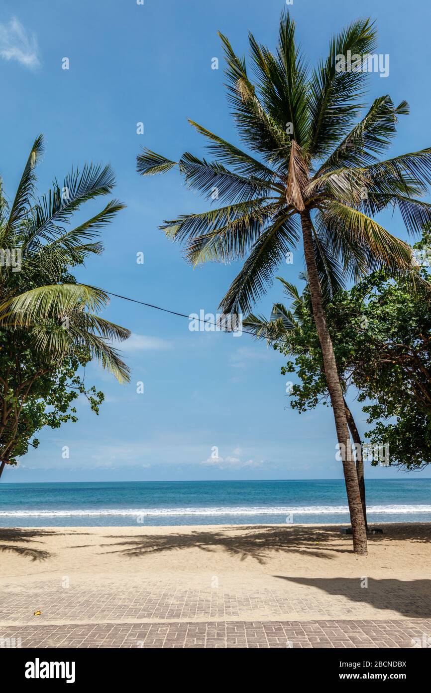 Vuota popolare destinazione turistica Kuta spiaggia chiusa a causa della quarantena del virus corona. Badung, Bali, Indonesia. Immagine verticale. Foto Stock