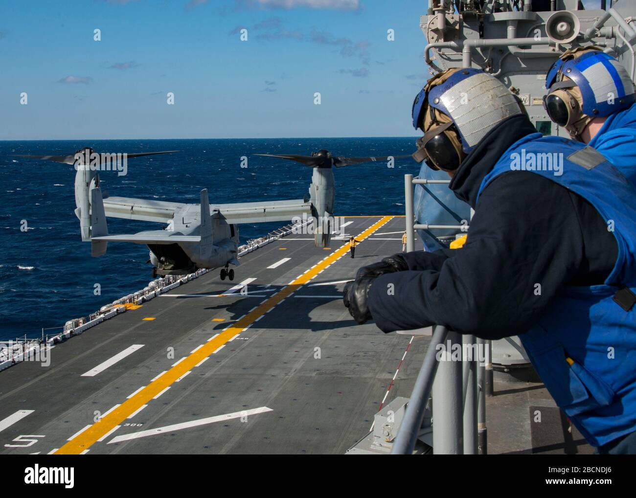 OCEANO ATLANTICO ( 22, 2020) – un MV-22 Osprey assegnato al Marine Medium Tiltrotor Squadron (VMM) 162 decollare a bordo della nave d'assalto anfibia della classe Wasp USS Iwo Jima (LHD 7) 22 febbraio 2020. Iwo Jima sta conducendo una certificazione di piattaforma di volo nell'Oceano Atlantico. (STATI UNITI Navy Photo by Mass Communication Specialist 3rd Class Jessica Kibena/ pubblicato) Foto Stock