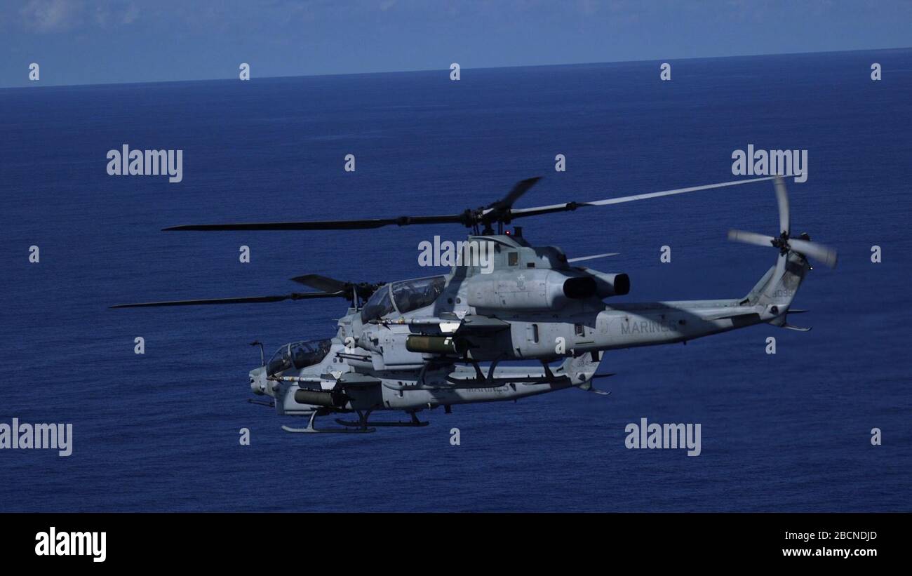 PHILIPPINE SEA (23 marzo 2020) AH-1Z elicotteri da vipera con Marine Medium Tiltrotor Squadron (VMM) 265 (rinforzato), 31st Marine Expeditionary Unit (MEU), volare in formazione durante un lancio DI FUOCO marittimo a fuoco diretto con missile da sidewinder AIM-9M. Durante l'esercizio, gli elicotteri di attacco sono decollati dalla nave di atterraggio della classe San Antonio USS Green Bay (LPD 20) per proteggere la task force anfibia da una minaccia marittima simulata. L'America Expeditionary Strike Group, team 31st MEU, opera nell'area operativa della 7th Fleet degli Stati Uniti per migliorare l'interoperabilità con alleati e parti Foto Stock