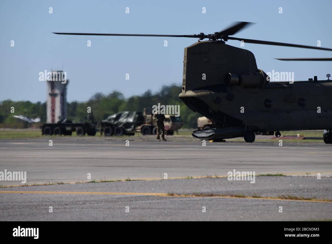 I soldati della Guardia Nazionale dell'Esercito degli Stati Uniti con la Guardia Nazionale del Sud Carolina caricano i dispositivi di protezione personale su un CH-47 Chinook assegnato al 2-238th General Support Aviation Battaglione, South Carolina National Guard, Da trasportare e distribuire in contee in stato di Upstate della Carolina del Sud a sostegno del Dipartimento della Salute e del controllo ambientale della Carolina del Sud. La Guardia Nazionale della Carolina del Sud rimane pronta a sostenere le contee, le agenzie locali e statali, e i soccorritori con le risorse richieste per tutto il tempo necessario a sostegno degli sforzi di risposta della COVID-19 nello stato. ( Foto Stock
