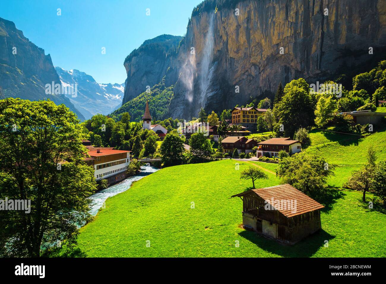 Fantastico grazioso villaggio alpino con fiume, alte cascate e idilliaca chiesa. Viaggio indimenticabile e destinazione turistica, Lauterbrunnen villaggio con Foto Stock