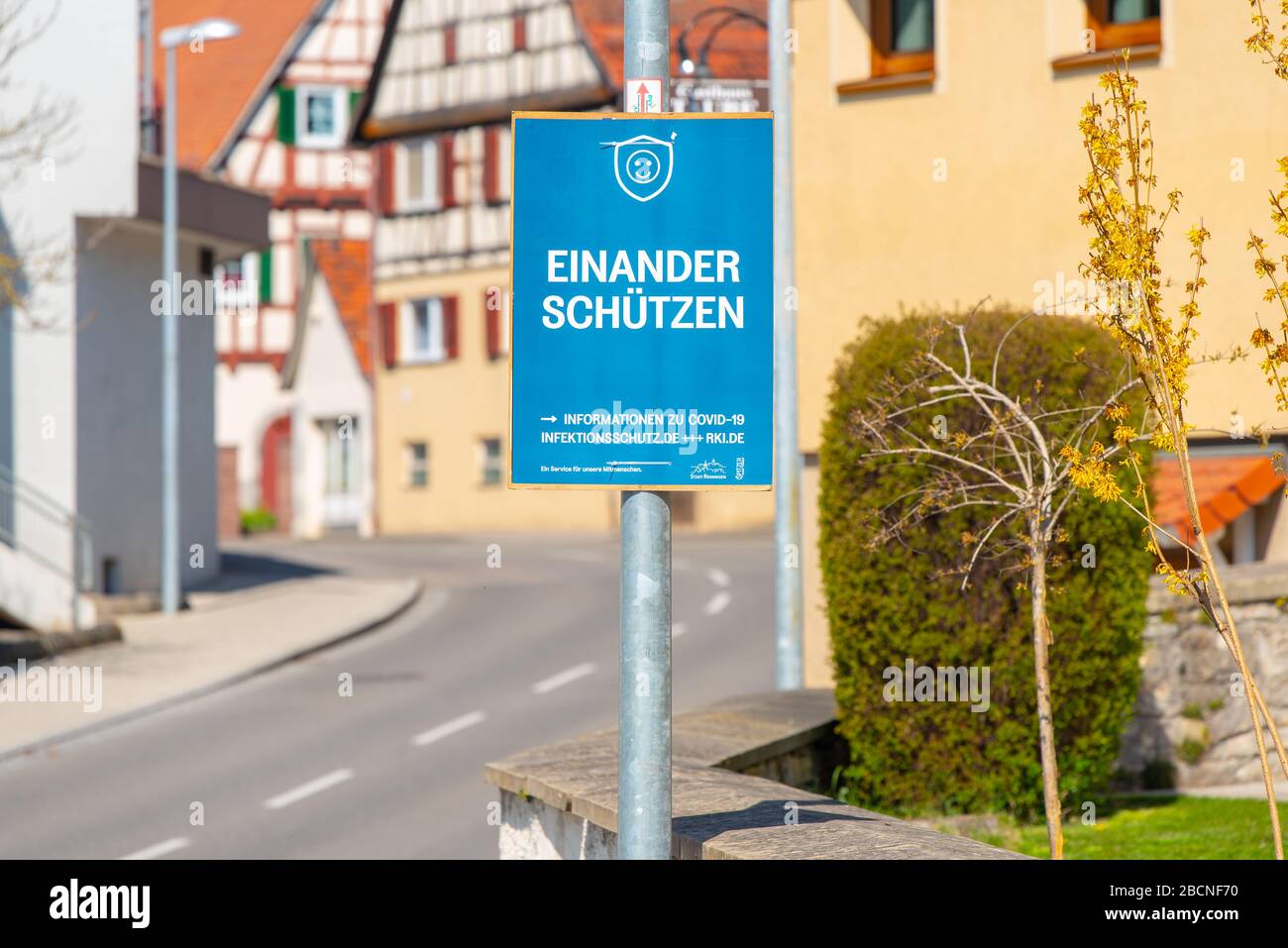 Informazioni sulle strade tedesche sulla sicurezza durante la Pandemia di Coronavirus, Renningen, Germania, 04.04.2020 Foto Stock