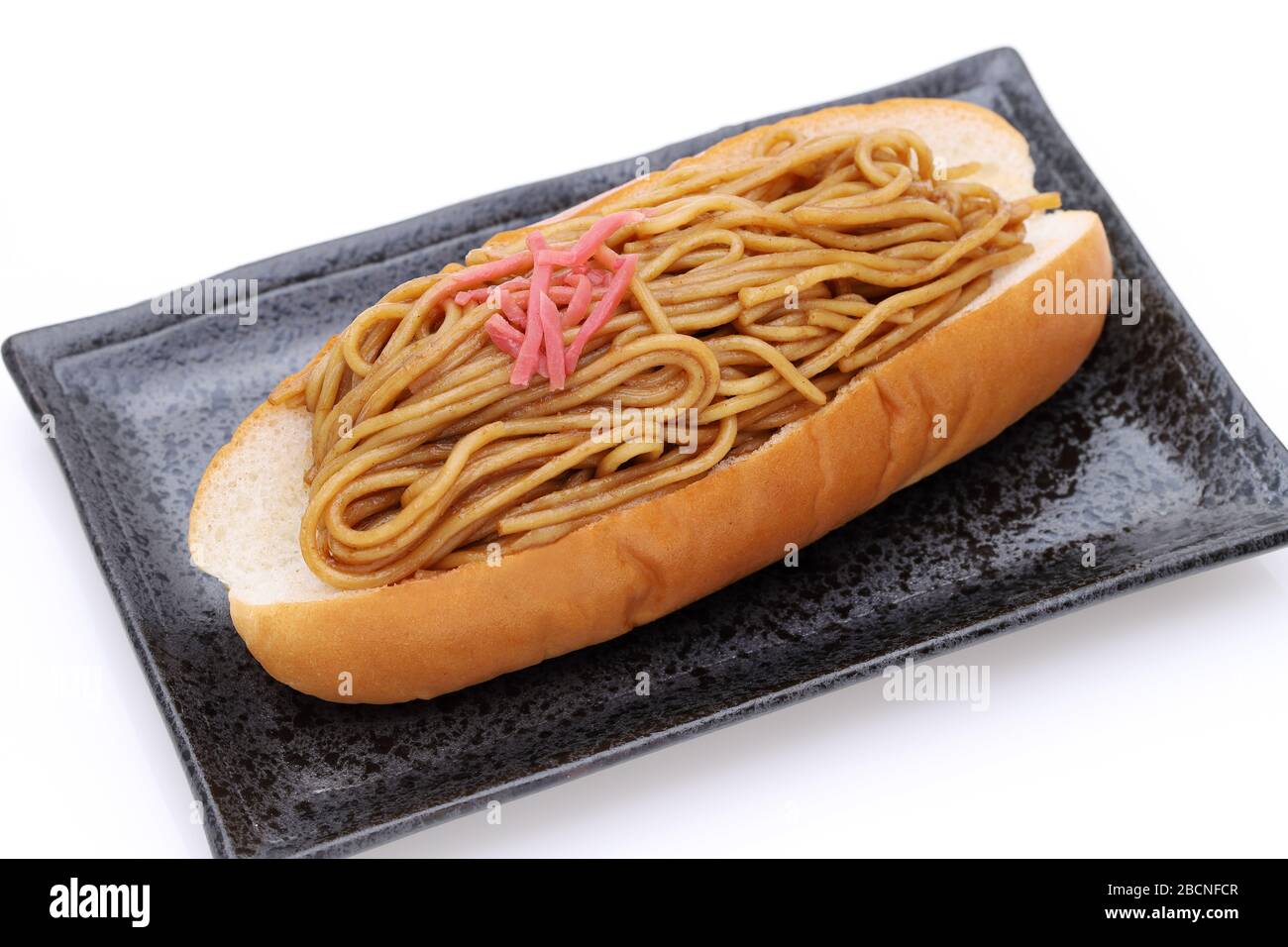 Cibo giapponese, pane in padella yakisoba sul piatto, su sfondo bianco Foto Stock
