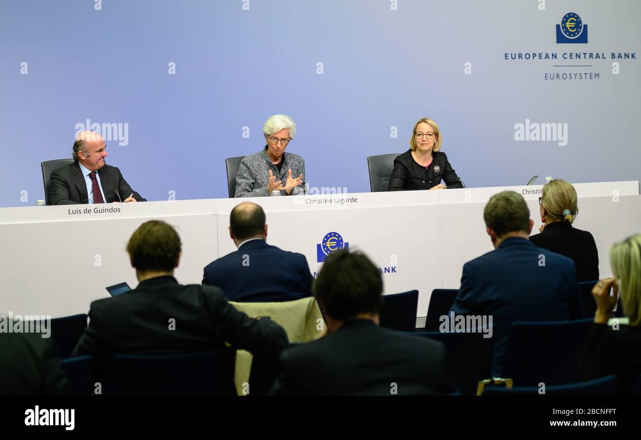 (200405) -- PECHINO, 5 aprile 2020 (Xinhua) -- il presidente della Banca centrale europea (BCE) Christine Lagarde (C) parla in una conferenza stampa sull'attuazione di un pacchetto completo di misure di politica monetaria per garantire il sostegno alla liquidità tra le preoccupazioni del COVID-19 presso la sede della BCE a Francoforte, Germania, 12 marzo 2020. PER ANDARE CON XINHUA TITOLI DEL 5 APRILE 2020 (BCE/HANDOUT VIA XINHUA) SOLO PER USO EDITORIALE. NON IN VENDITA PER CAMPAGNE DI MARKETING O PUBBLICITARIE. Foto Stock