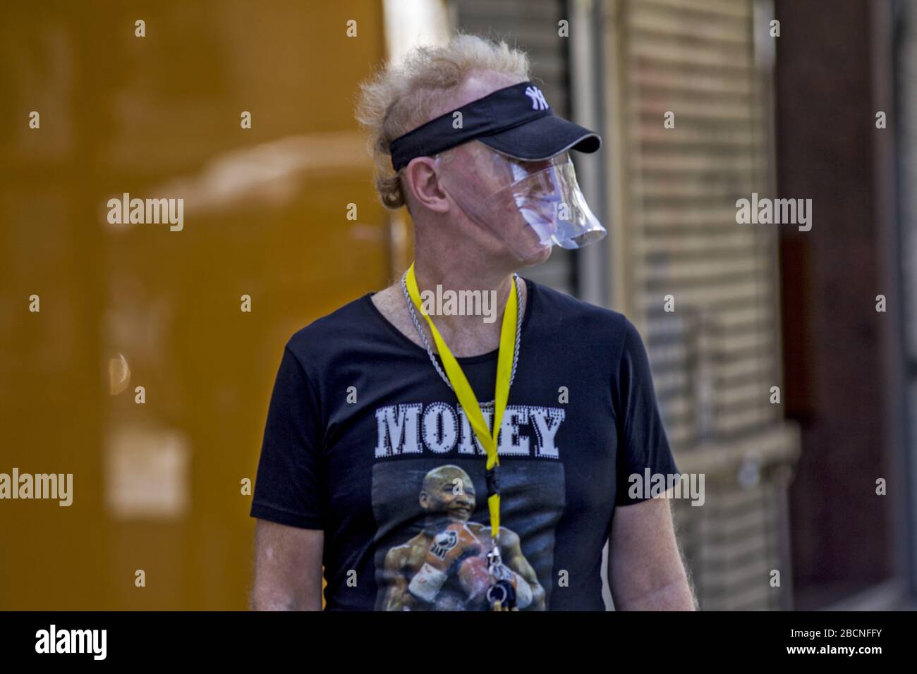 Buenos Aires, capitale federale, Argentina. 4th Apr, 2020. Data la carenza, le persone improvvisano metodi fatti in casa per combattere il coronavirus.''le maschere fatte' stanno diventando sempre più comuni di fronte alla domanda improvvisa e inarrestabile di materiale per la protezione contro il coronavirus, aggiunta alla scarsità e alle paure della gente. Credit: Roberto Almeida Aveledo/ZUMA Wire/Alamy Live News Foto Stock