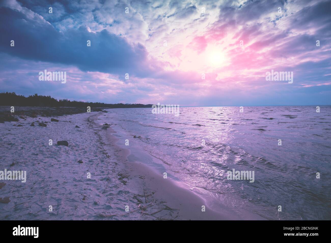 La spiaggia di sera con un bel cielo spettacolare. Tramonto sul mare Foto Stock