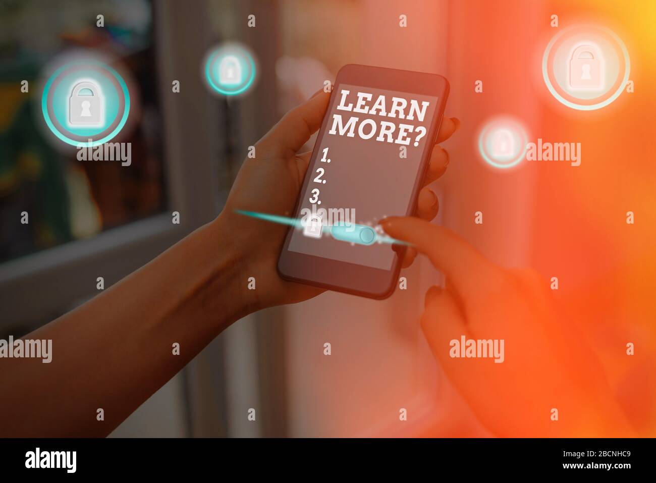 La scrittura della nota mostra ulteriori informazioni domanda. Il concetto di business per acquisire conoscenze o abilità a studiare la pratica Foto Stock