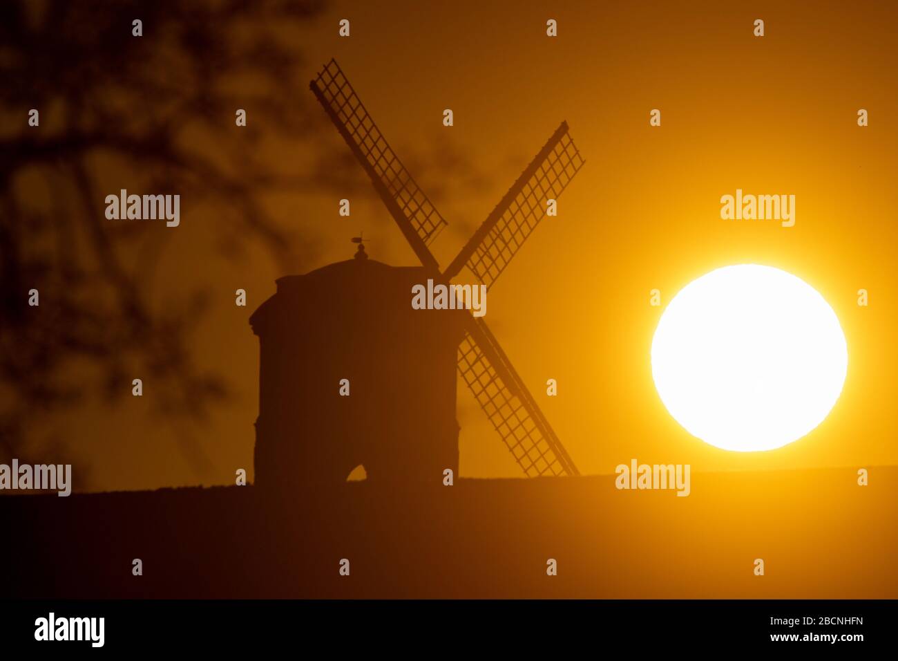 Il sole sorge su Chesterton Windmill nel Warwickshire. Foto Stock